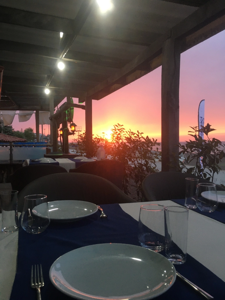 Akçakoca rakı balık masası ve kadeh tokuşturma